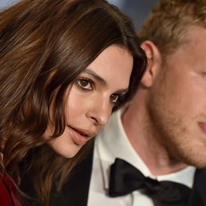 &lt;em>Емили&lt;/em> &lt;em>Ратайковски&lt;/em> и Себастиан Беър-МакКлард слагат край