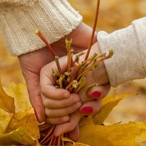 Мерло, изумруд и другите хитови цветове при есенния маникюр
