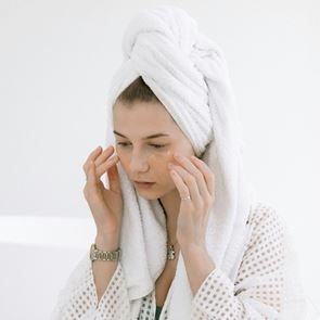 Защо витамин C е любимата ни съставка в борбата с тъмните <em>петна</em>?