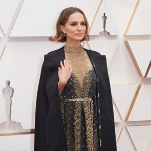 Роклята на Натали Портман от Оскарите предизвика скандал в социалните мрежи