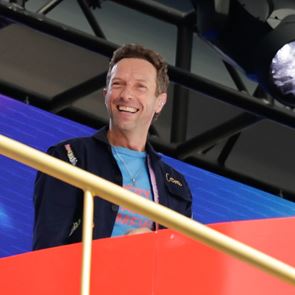 Крис Мартин хвана двойка в &lt;em>изневяра&lt;/em> по време на концерт на Coldplay