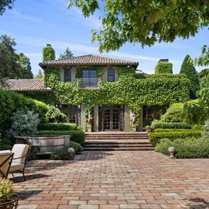 Къщата, която &lt;em>Мишел&lt;/em> &lt;em>Пфайфър&lt;/em> продаде за 22 милиона долара