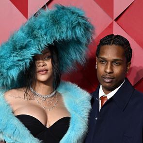 &lt;em>Риана&lt;/em> открадна вниманието по време на Британските модни награди