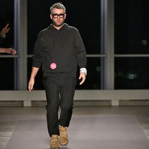 Брандън Максуел подарява рокли на булките, чиито сватби са били засегнати от коронавируса