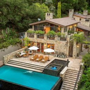 Джей Ло продаде луксозното си имение в Бел Еър