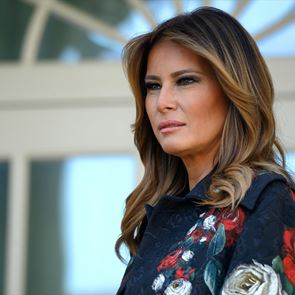 Рози през ноември: Мелания Тръмп в палто от &lt;em>Dolce&lt;/em> &amp; &lt;em>Gabbana&lt;/em>