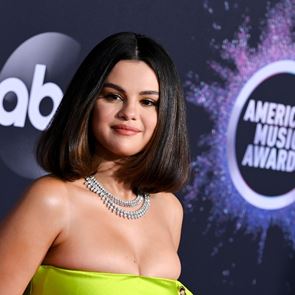 Селена Гомес 2.0:  мини рокля в цвят на лайм