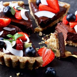 Сурова веган торта с шоколад и плодове