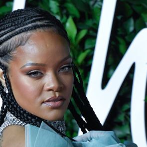 Риана открадна червения килим на Британските модни награди