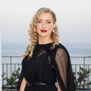 Амбър Хърд с първа публична поява след делото с &lt;em>Джони&lt;/em> &lt;em>Деп&lt;/em>