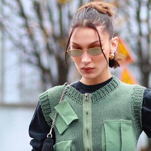 Плетена жилетка и карго панталони: &lt;em>Бела&lt;/em> &lt;em>Хадид&lt;/em> в най-актуалнaта комбинация на сезона