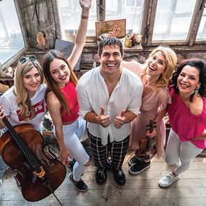 Любовен четириъгълник в новия клип на квартет &lt;em>Destiny&lt;/em>