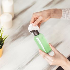 Какво прави цветната &lt;em>вода&lt;/em> за красота?