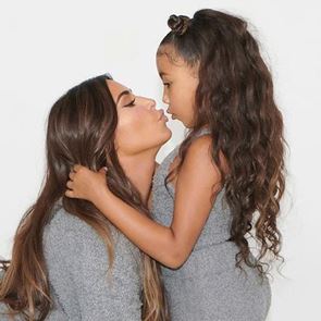 Децата на Ким Кардашиян са главните действащи лица в новата колекция на &lt;em>SKIMS&lt;/em>