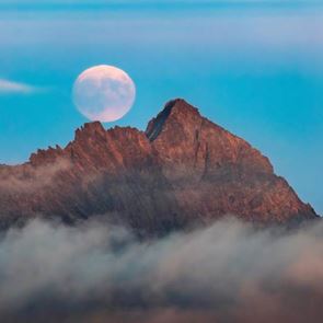 Ягодовата &lt;em>луна&lt;/em> озарява небето ни днес. Ето как ще се отрази на зодиите