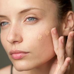 Трикът, с който ще постигнете перфектния фон дьо &lt;em>тен&lt;/em>