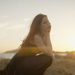 &lt;em>ALMA&lt;/em>, Claydee и Coyot представят съвместния си хит &quot;Falling&quot;