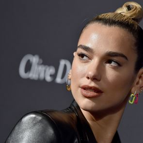 Вижте фотосесията, за която Дуа Липа сама направи своя грим