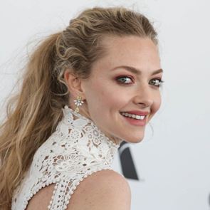 Аманда Сейфрид има страхотна кожа и ние разкрихме тайната й