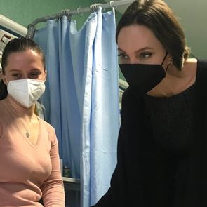 &lt;em>Анджелина&lt;/em> &lt;em>Джоли&lt;/em> посети украинските бежанци в Италия