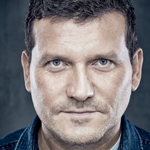 Популярни мъже се включиха във фотоизложба за мъжкото ментално здраве