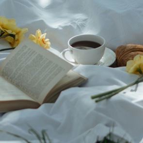 7 книги, които да подариш или започнеш точно сега