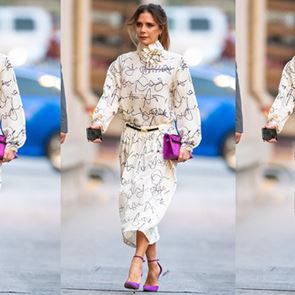 Заложи на цвета: &lt;em>Виктория&lt;/em> &lt;em>Бекъм&lt;/em> допълва обикновената рокля с аксесоари в цвят фуксия