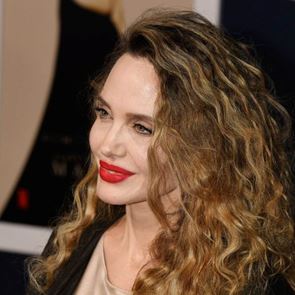 Всички погледи са вперени в &lt;em>Анджелина&lt;/em> &lt;em>Джоли&lt;/em> и новата й прическа