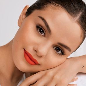 Всичко, което трябва да знаете за козметичната марка на &lt;em>Селена&lt;/em> &lt;em>Гомес&lt;/em>