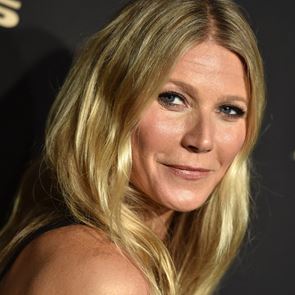 &lt;em>Гуинет&lt;/em> &lt;em>Полтроу&lt;/em> предлага на търг роклята си от Оскарите през 2000 г.