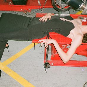 Секси моделите и най-подходящите слънчеви очила за тях