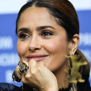 Бухалът на &lt;em>Салма&lt;/em> &lt;em>Хайек&lt;/em>... обожава вино