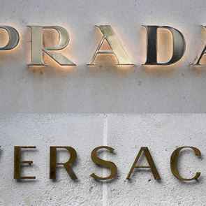 &lt;em>Prada&lt;/em> поема контрола над Versace в сделка за 1,38 милиарда долара