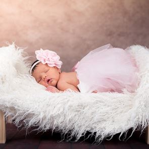 Какво подаряват на новородените в различните страни: интересни факти