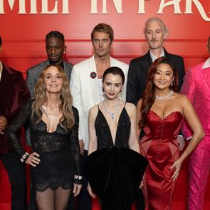 Лили Колинс и звездите на премиерата на "<em>Emily</em> <em>in</em> <em>Paris</em>"