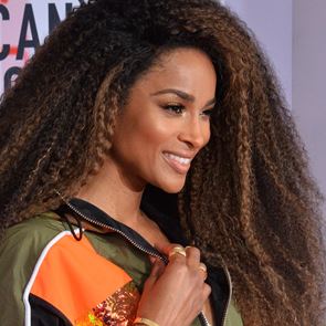 &lt;em>Сиара&lt;/em> се появи на червения килим... по халат