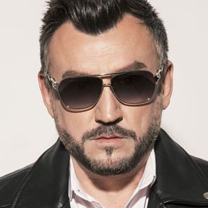 &lt;em>Любо&lt;/em> &lt;em>Киров&lt;/em> поставя вълнуващо ново начало с &quot;Целуни ме&quot;