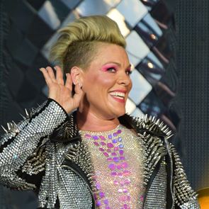 &lt;em>Пинк&lt;/em> с шокиращ подарък по време на концерт