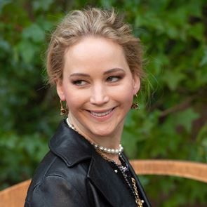 Машина за паста, декантер и точилка? Дженифър Лоурънс е готова със списъка на сватбените подаръци