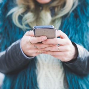 Телефоните предизвикват главоболие и схващане