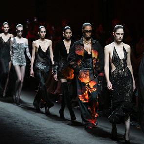 Roberto Cavalli: Eсента <em>на</em> 2025 носи вдъхновението <em>на</em> Помпей