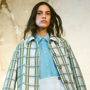 &lt;em>Виктория&lt;/em> &lt;em>Бекъм&lt;/em> облече европейското бягство в елегантна прецизност