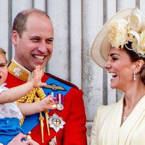 Кралското семейство си комуникира в WhatsApp групи