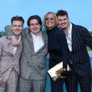 <em>Шарън</em> <em>Стоун</em> показа синовете си