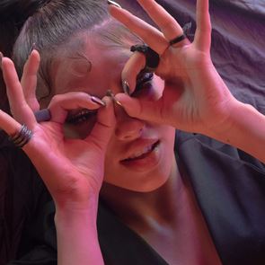 Ало, &lt;em>DARA&lt;/em> е на телефона