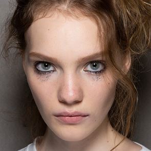 Как да прикрием недоспиването: сълзи от сребърни частици в шоуто &lt;em>на&lt;/em> Fendi