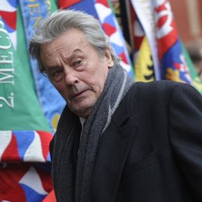 Започна разследване срещу жената до &lt;em>Ален&lt;/em> &lt;em>Делон&lt;/em>