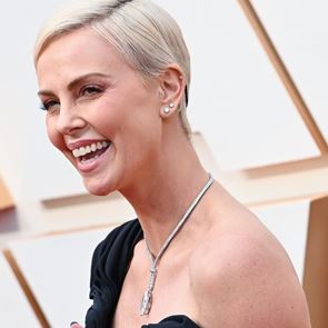 Шарлийз Терон показа дъщерите си в ново видео