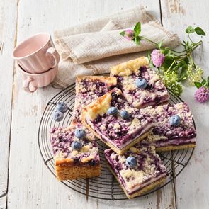 Най-вкусният край на лятото: Боровинков пай с хрупкав крамбъл