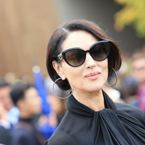 Самата елегантност: Моника Белучи с напълно нова визия на ревюто на <em>Dior</em>